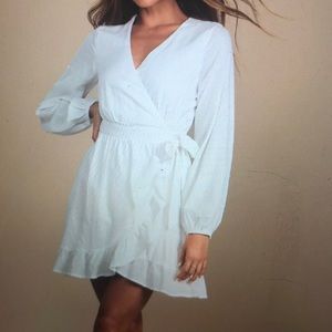 Lulus white wrap dress brand new never worn size M